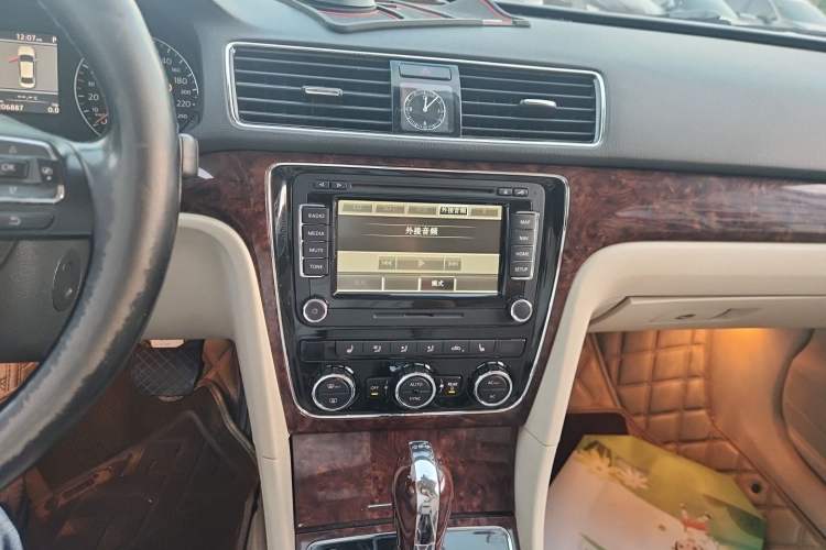 Used Volkswagen Passat 2011 2.0 TSI DSG Ultimate Edition Audio And AC Panel
