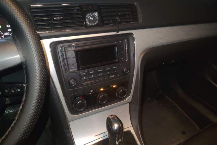 Used Volkswagen Passat 2011 1.8 TSI DSG Prestige Edition Audio And AC Panel