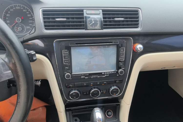 Used Volkswagen Passat 2011 1.8 TSI DSG Prestige Edition Audio And AC Panel