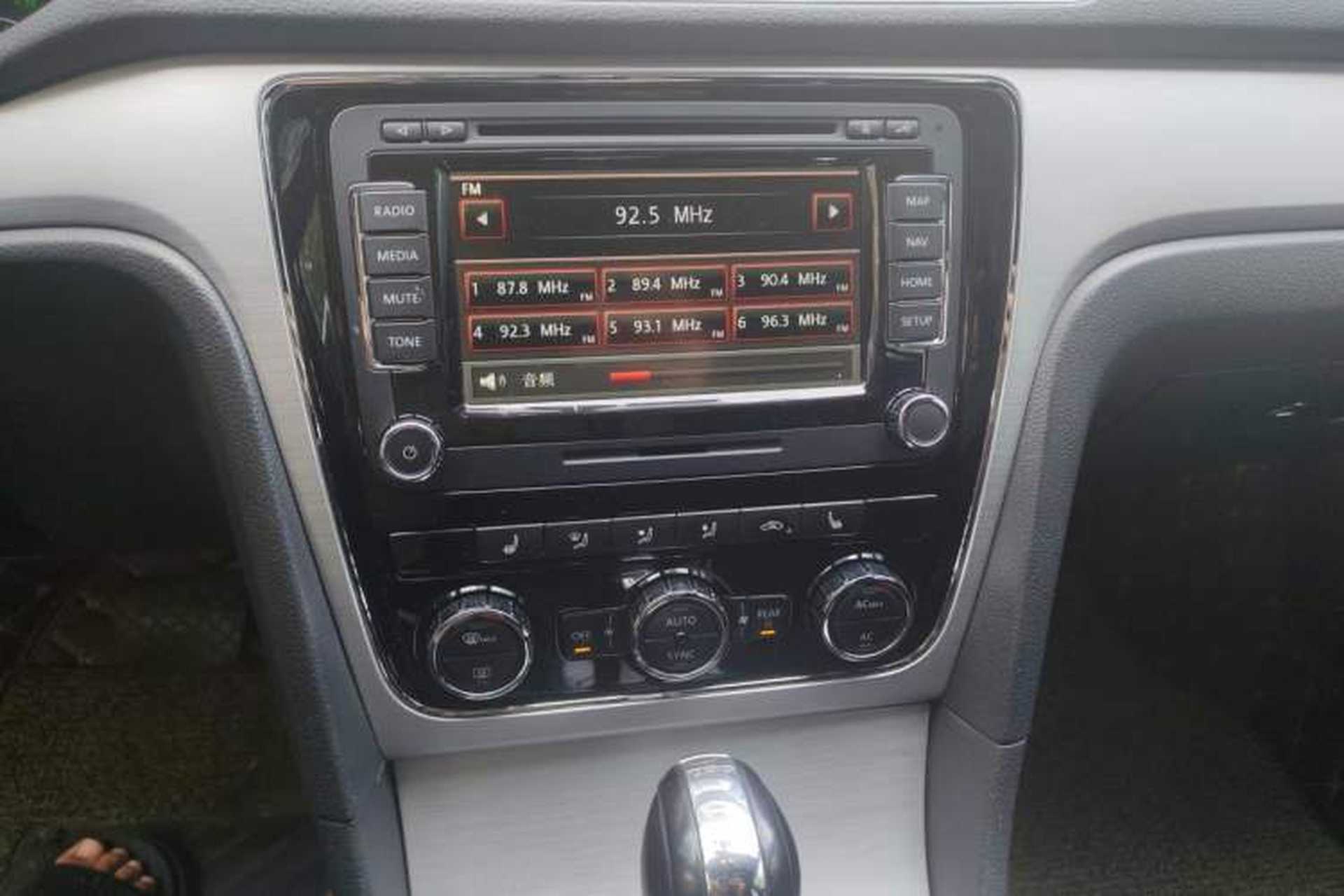 Used Volkswagen Passat 2011 1.8 TSI DSG Ultimate Edition Audio And AC Panel