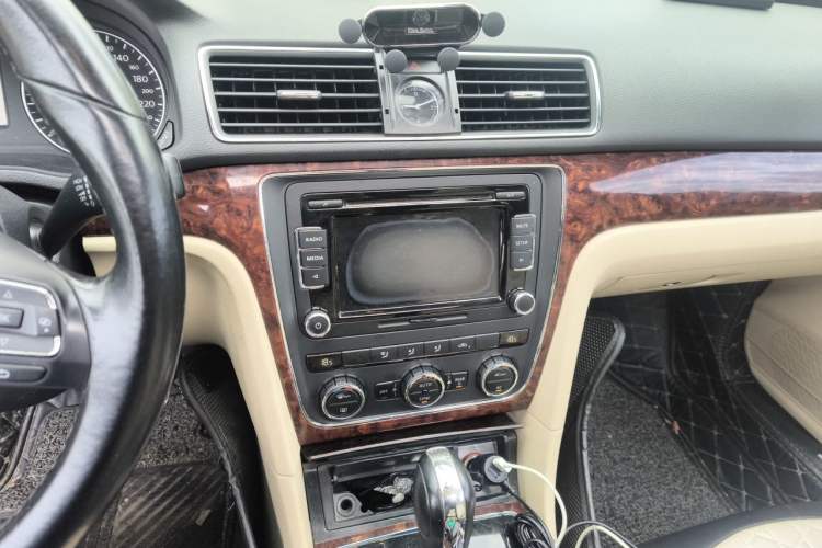 Used Volkswagen Passat 2011 1.8TSI DSG Prestige Edition Audio And AC Panel