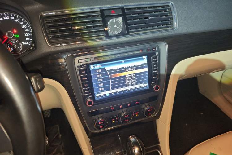 Used Volkswagen Passat 2011 1.8 TSI DSG Prestige Edition Audio And AC Panel