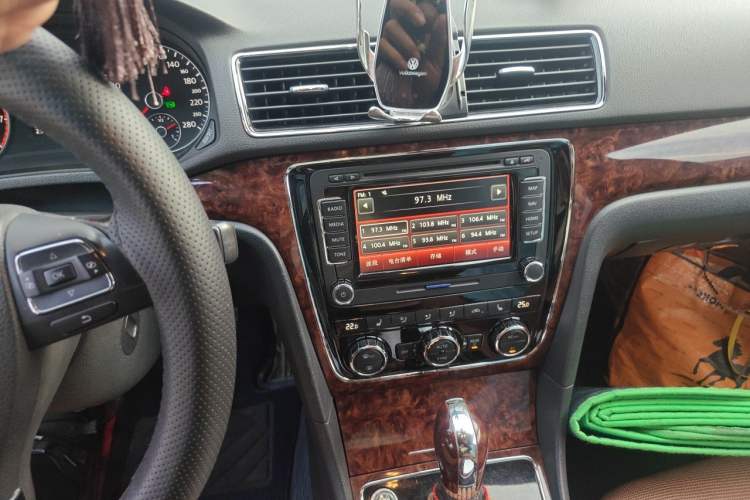 Used Volkswagen Passat 2011 3.0L V6 DSG Flagship Deluxe Edition Audio And AC Panel