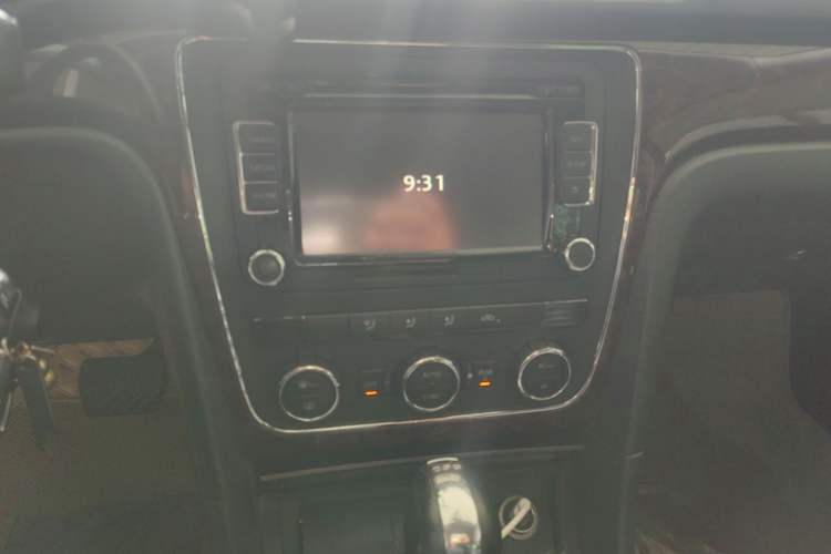 Used Volkswagen Passat 2011 2.0 TSI DSG Premium Edition Audio And AC Panel