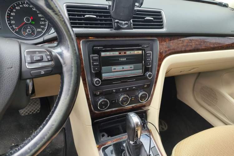 Used Volkswagen Passat 2011 2.0 TSI DSG Premium Edition Audio And AC Panel