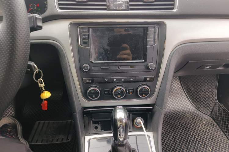 Used Volkswagen Passat 2011 1.8TSI Automatic Prestige Edition Audio And AC Panel