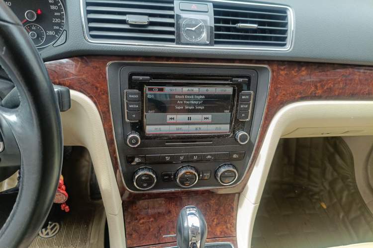 Used Volkswagen Passat 2011 1.8TSI Automatic Prestige Edition Audio And AC Panel