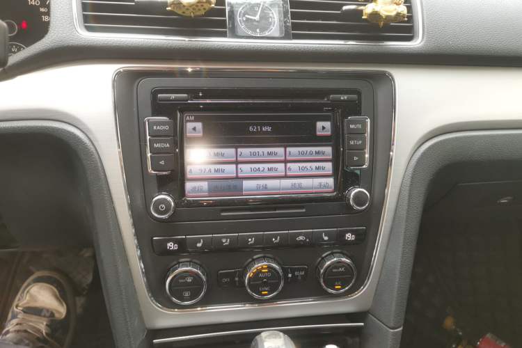 Used Volkswagen Passat 2011 2.0 TSI DSG Ultimate Edition Audio And AC Panel