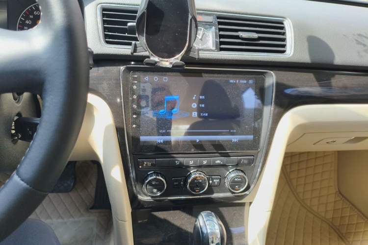 Used Volkswagen Passat 2011 1.8TSI Automatic Prestige Edition Audio And AC Panel