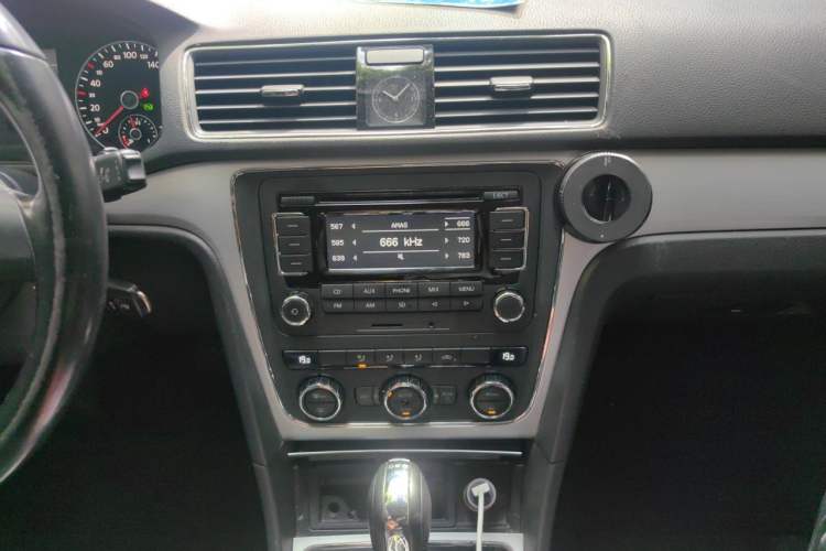 Used Volkswagen Passat 2011 1.8 TSI DSG Prestige Edition Audio And AC Panel
