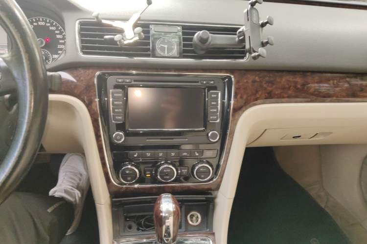 Used Volkswagen Passat 2011 2.0 TSI DSG Ultimate Edition Audio And AC Panel