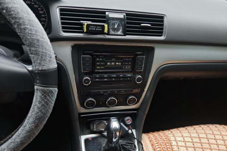 Used Volkswagen Passat 2011 1.8TSI Automatic Prestige Edition Audio And AC Panel
