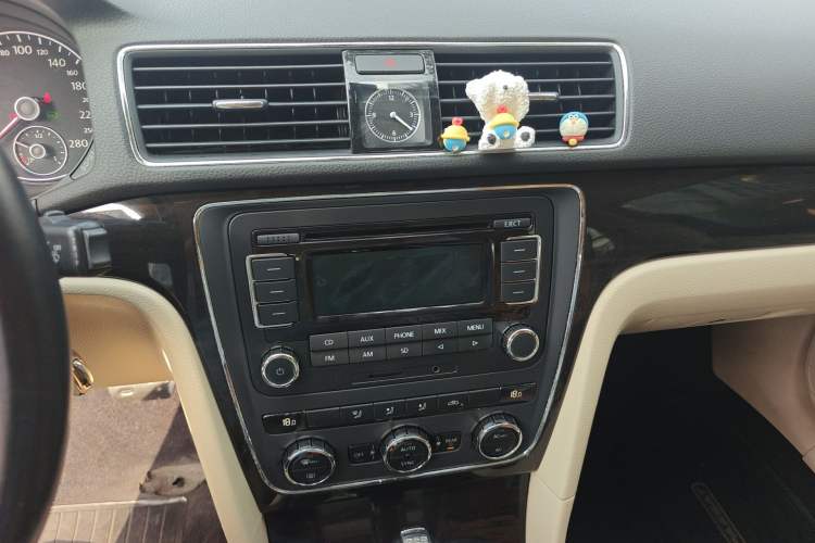 Used Volkswagen Passat 2011 1.4 TSI DSG Prestige Edition Audio And AC Panel
