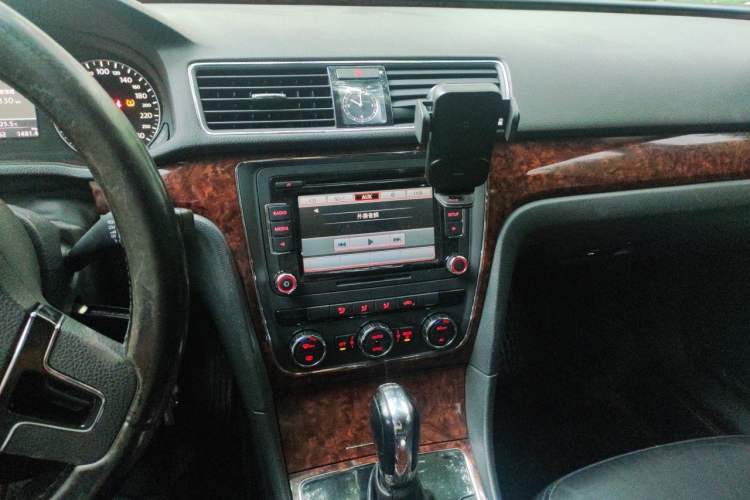 Used Volkswagen Passat 2011 2.0 TSI DSG Premium Edition Audio And AC Panel