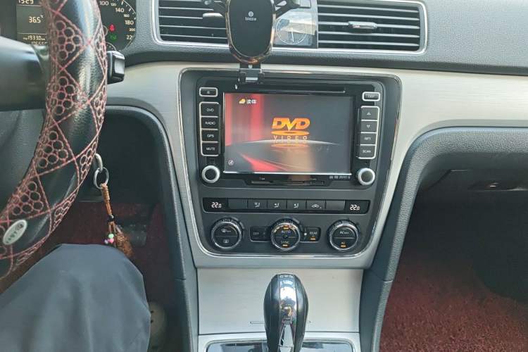 Used Volkswagen Passat 2011 1.8 TSI DSG Prestige Edition Audio And AC Panel