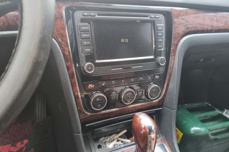 Used Volkswagen Passat 2011 3.0L V6 DSG Flagship Deluxe Edition Audio And AC Panel