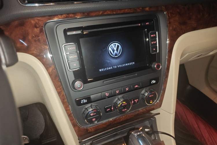 Used Volkswagen Passat 2011 1.8TSI DSG Prestige Edition Audio And AC Panel