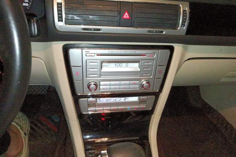 Used Volkswagen Passat 2011 1.8T Automatic Luxury Model Audio And AC Panel