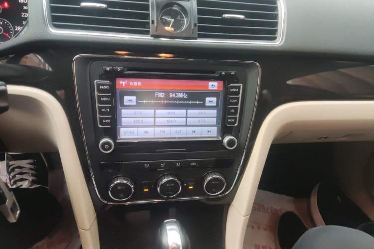 Used Volkswagen Passat 2011 1.8TSI Automatic Prestige Edition Audio And AC Panel