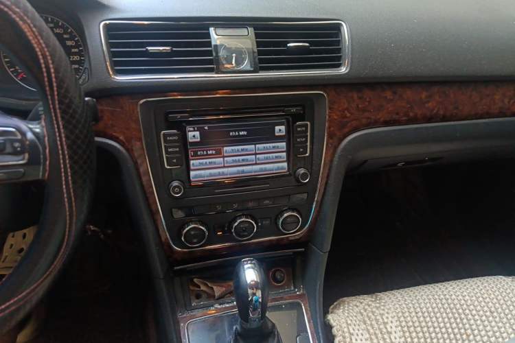 Used Volkswagen Passat 2011 1.8TSI DSG Prestige Edition Audio And AC Panel