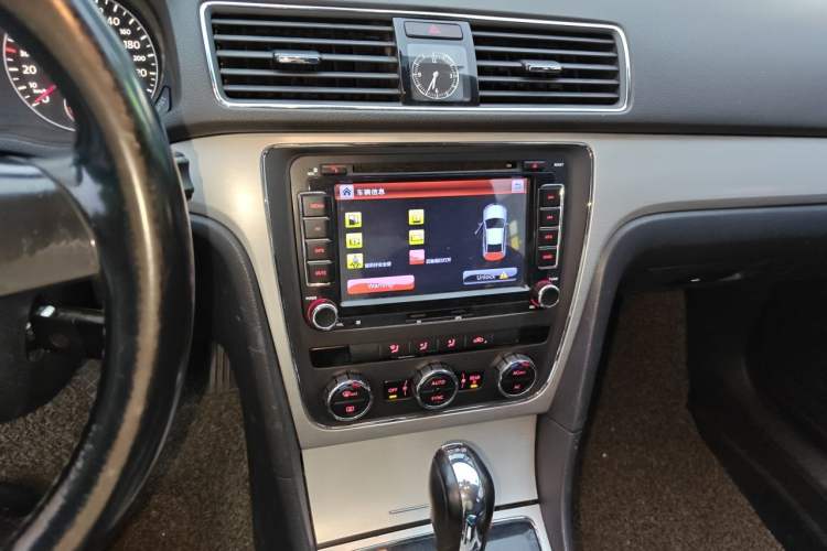 Used Volkswagen Passat 2011 1.8 TSI DSG Prestige Edition Audio And AC Panel