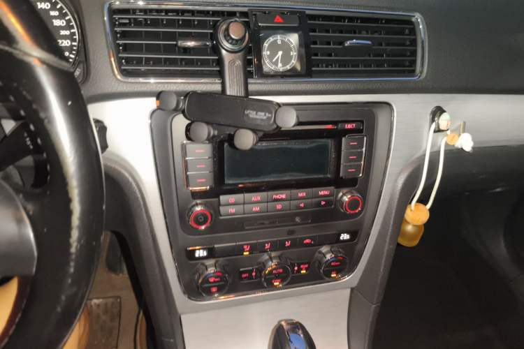 Used Volkswagen Passat 2011 1.8TSI Automatic Prestige Edition Audio And AC Panel