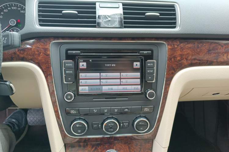 Used Volkswagen Passat 2011 1.8TSI DSG Prestige Edition Audio And AC Panel