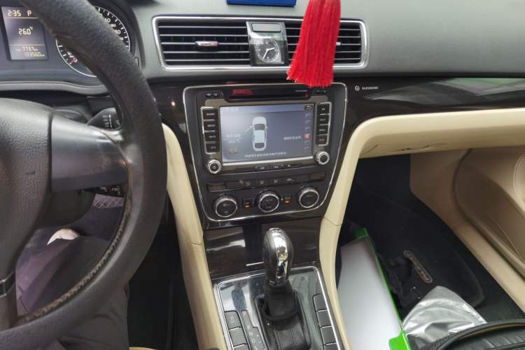 Used Volkswagen Passat 2011 1.8TSI Automatic Prestige Edition Audio And AC Panel