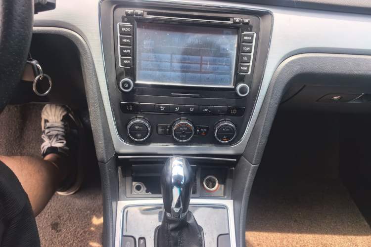 Used Volkswagen Passat 2011 1.8 TSI DSG Prestige Edition Audio And AC Panel