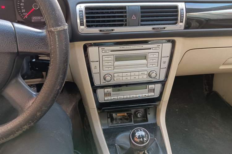 Used Volkswagen Passat 2011 1.8T Manual Luxury Model Audio And AC Panel