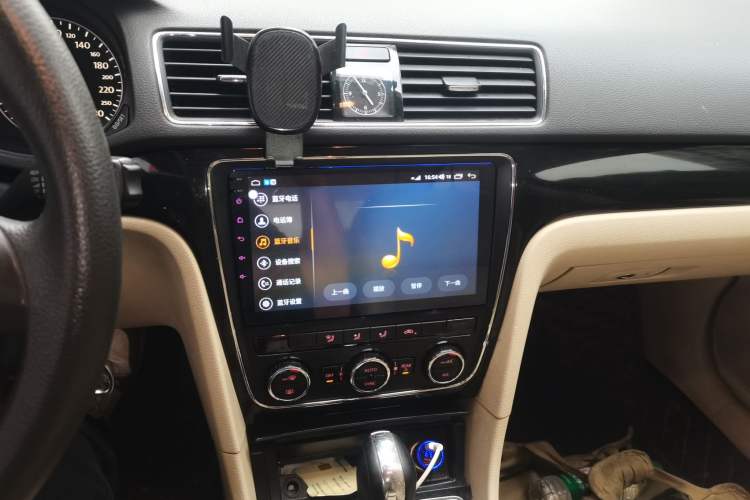 Used Volkswagen Passat 2011 1.8TSI Automatic Prestige Edition Audio And AC Panel