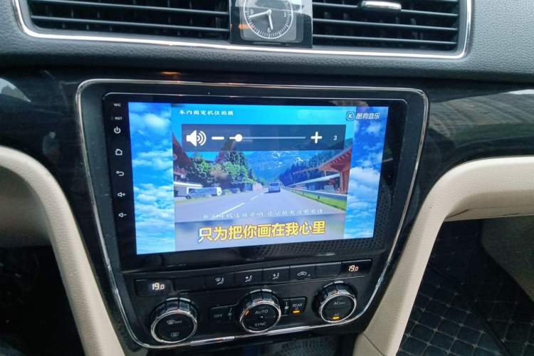 Used Volkswagen Passat 2011 1.8 TSI DSG Prestige Edition Audio And AC Panel