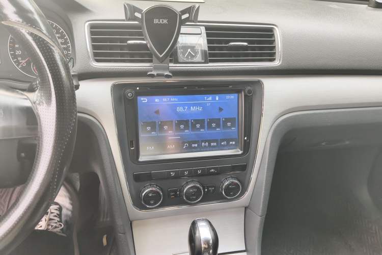 Used Volkswagen Passat 2011 1.8TSI Automatic Prestige Edition Audio And AC Panel