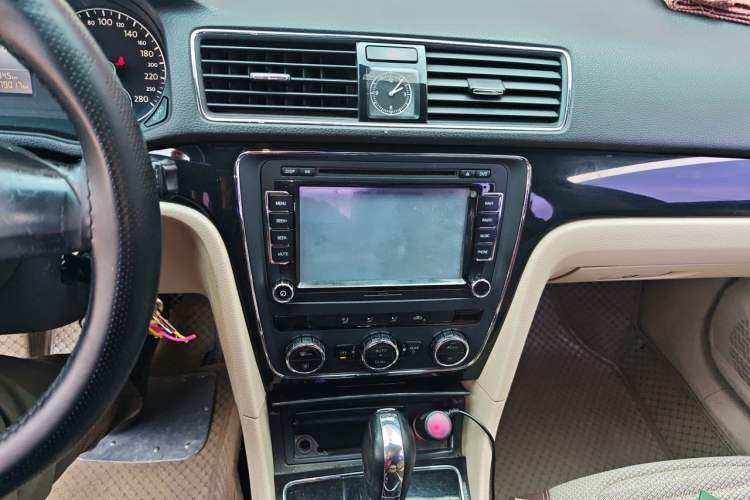 Used Volkswagen Passat 2011 1.4 TSI DSG Prestige Edition Audio And AC Panel