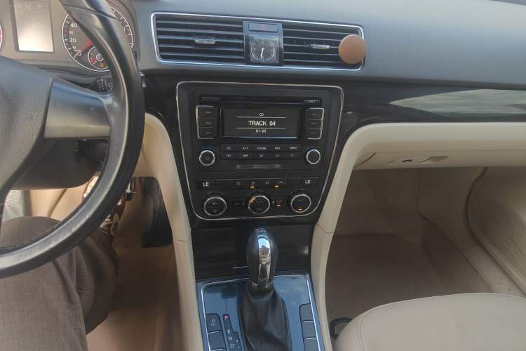 Used Volkswagen Passat 2011 1.8 TSI DSG Prestige Edition Audio And AC Panel