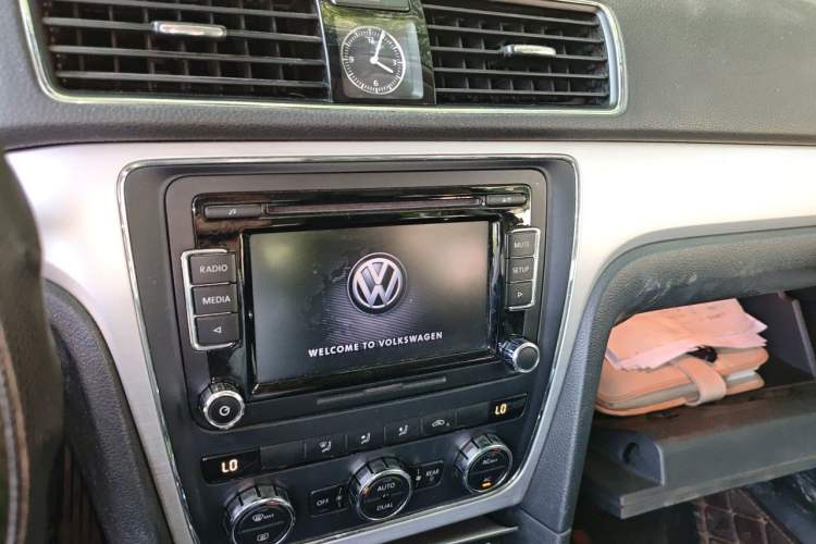 Used Volkswagen Passat 2011 1.8TSI Automatic Prestige Edition Audio And AC Panel