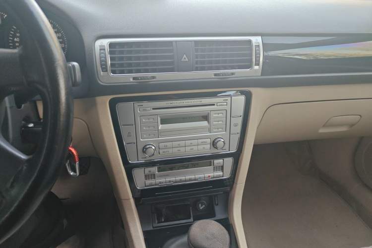 Used Volkswagen Passat 2011 1.8T Manual Luxury Model Audio And AC Panel