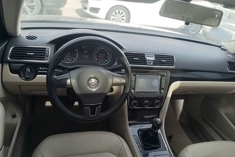 Used Volkswagen Passat 2011 1.4 TSI Manual Luxury Edition Center Console
