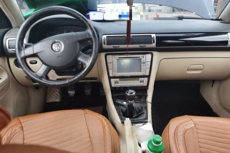 Used Volkswagen Passat 2011 2.0L Manual Luxury Version Center Console