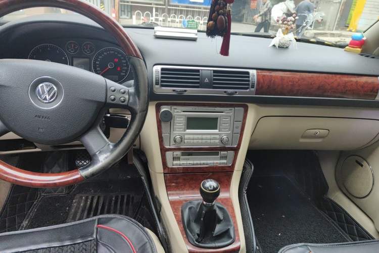 Used Volkswagen Passat 2011 2.0L Manual Luxury Version Center Console