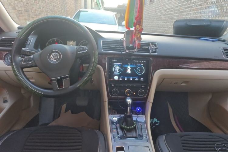 Used Volkswagen Passat 2011 2.0 TSI DSG Premium Edition Center Console