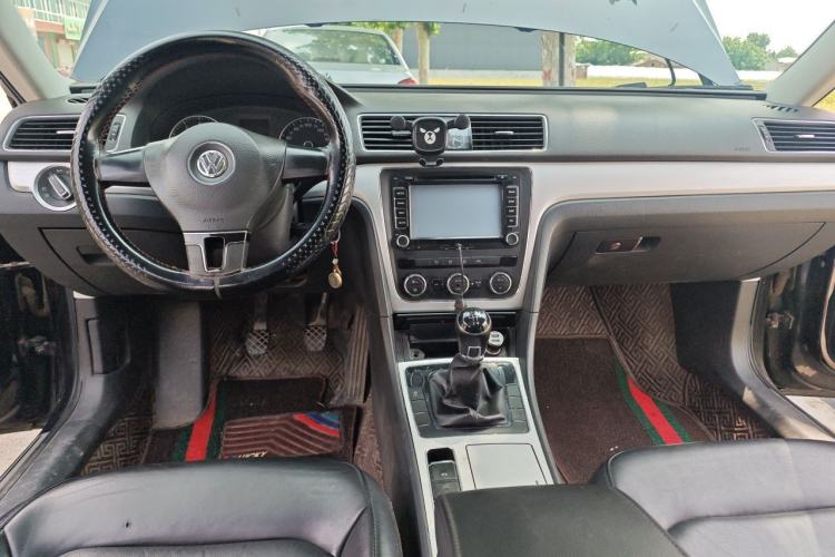Used Volkswagen Passat 2011 1.4 TSI Manual Luxury Edition Center Console
