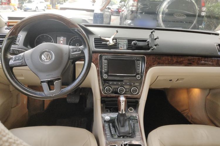 Used Volkswagen Passat 2011 2.0 TSI DSG Ultimate Edition Center Console