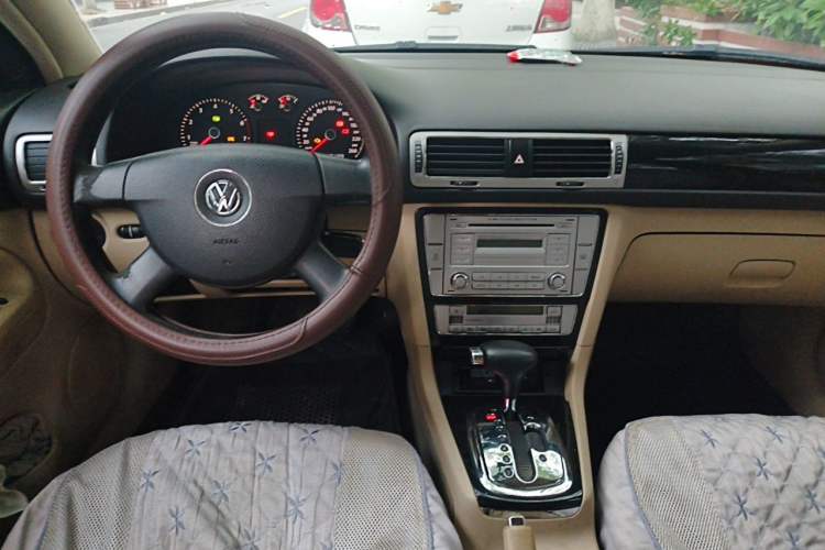 Used Volkswagen Passat 2011 1.8T Automatic Luxury Model Center Console
