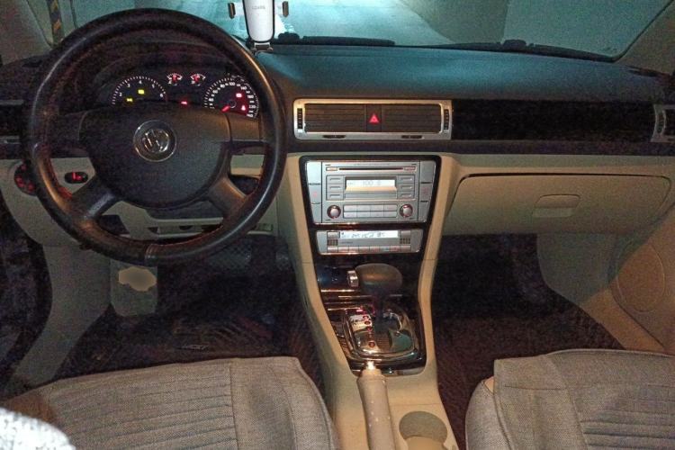Used Volkswagen Passat 2011 1.8T Automatic Luxury Model Center Console