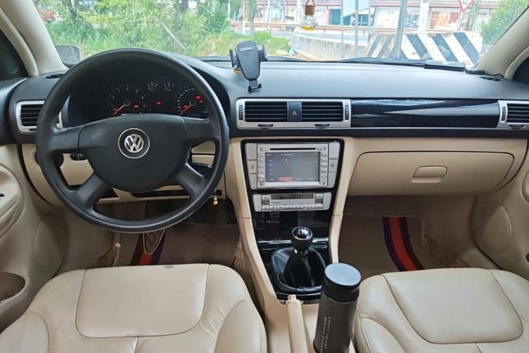 Used Volkswagen Passat 2011 1.8T Manual Luxury Model Center Console