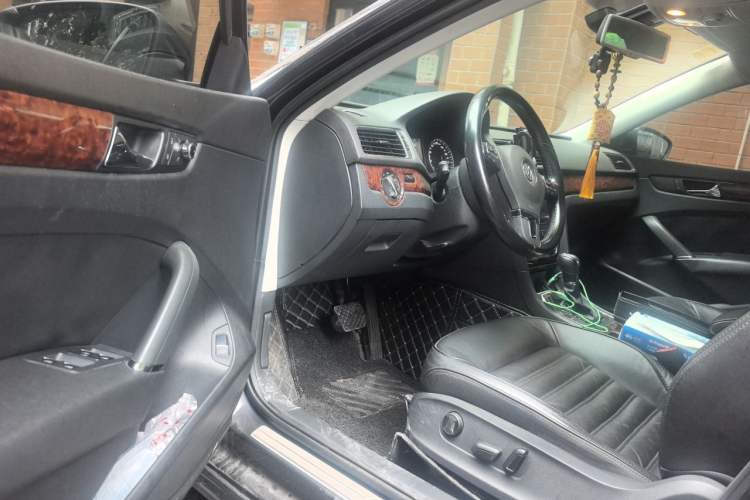 Used Volkswagen Passat 2011 1.8TSI DSG Prestige Edition Driver Seat