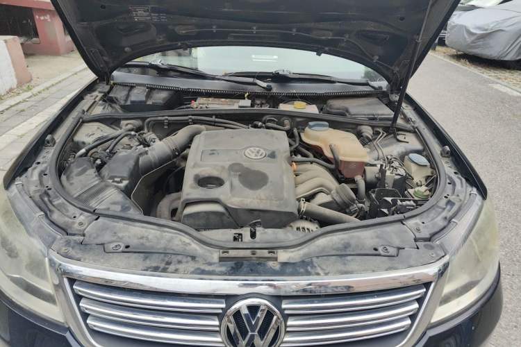 Used Volkswagen Passat 2011 2.0L Manual Luxury Version Engine Bay