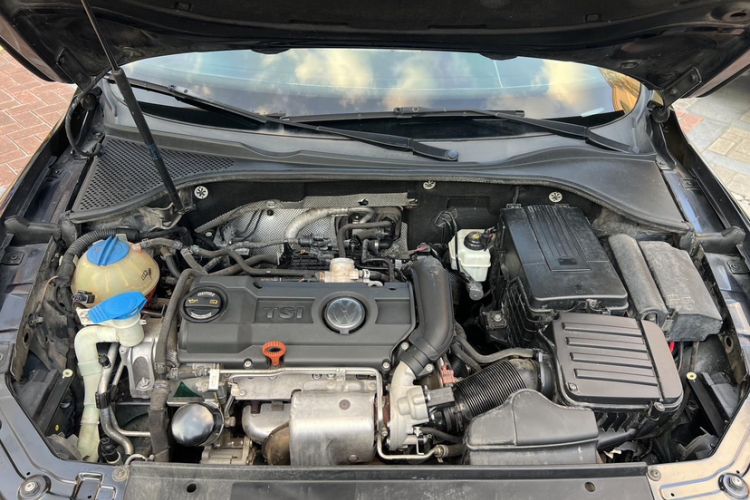 Used Volkswagen Passat 2011 1.4 TSI Manual Luxury Edition Engine Bay