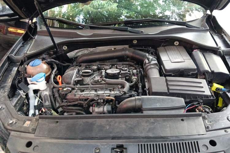 Used Volkswagen Passat 2011 1.8TSI Automatic Prestige Edition Engine Bay
